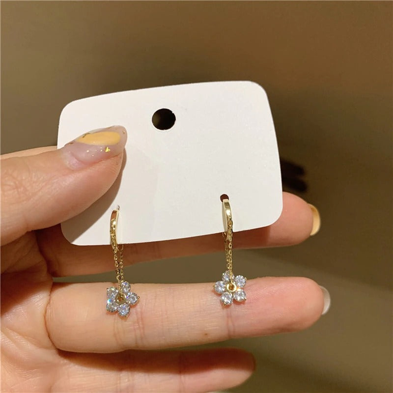 Hübsche Creolen mit Zirkonia-Blume und Metallkette