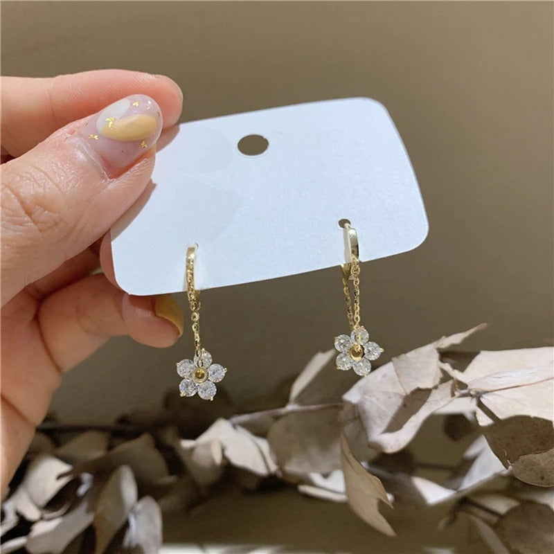 Hübsche Creolen mit Zirkonia-Blume und Metallkette