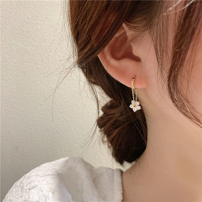 Hübsche Creolen mit Zirkonia-Blume und Metallkette