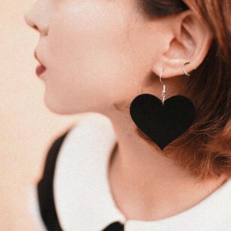 Kollektion schwarzer Statement-Ohrringe im Punk-Stil