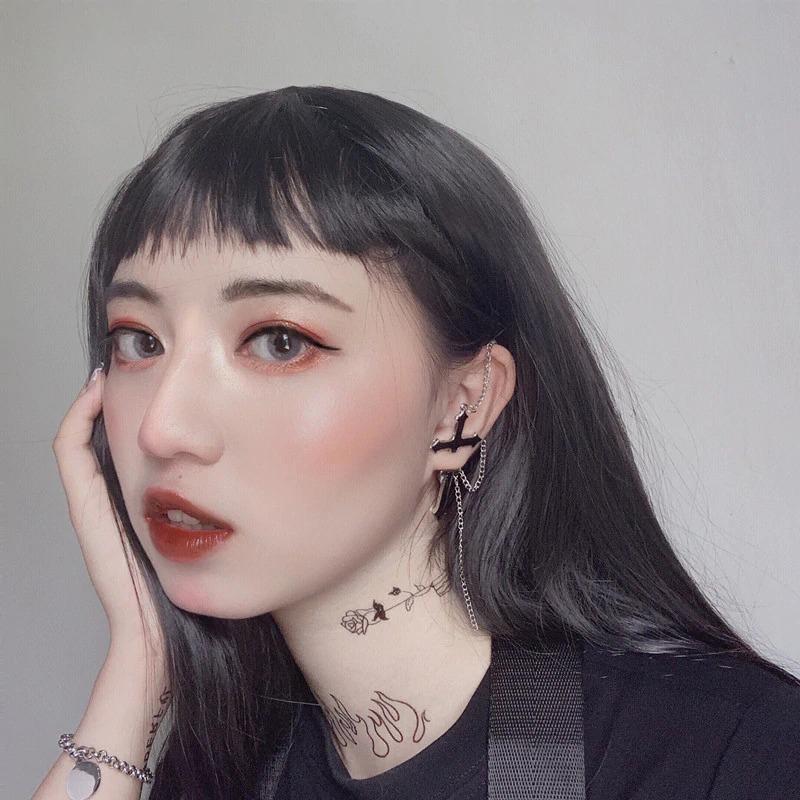 Kollektion schwarzer Statement-Ohrringe im Punk-Stil