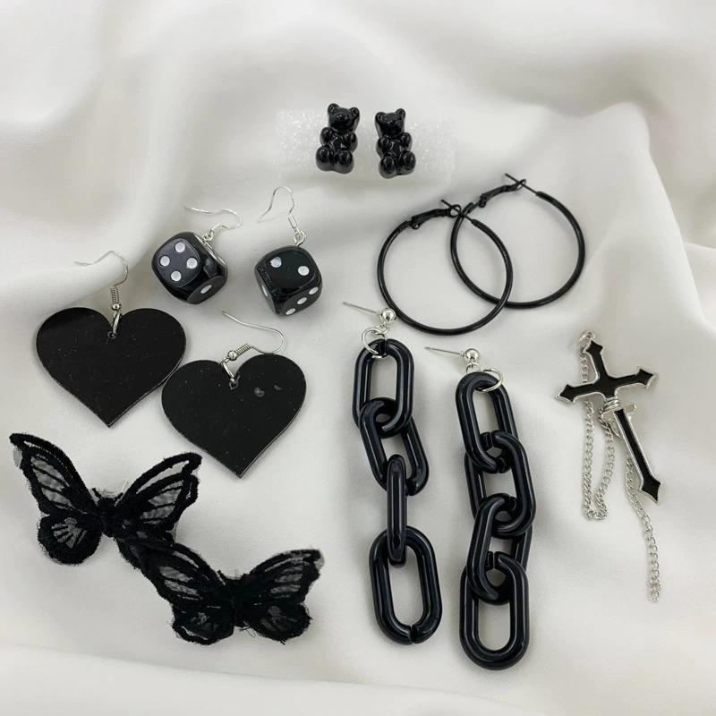 Kollektion schwarzer Statement-Ohrringe im Punk-Stil