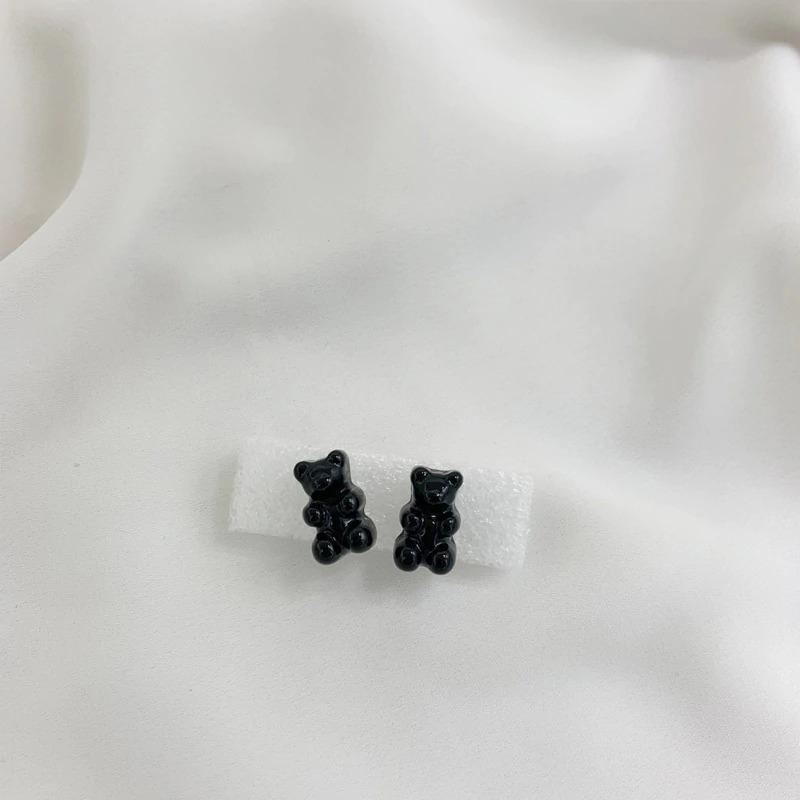 Kollektion schwarzer Statement-Ohrringe im Punk-Stil