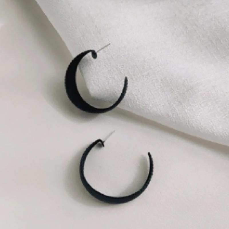 Kollektion schwarzer Statement-Ohrringe im Punk-Stil