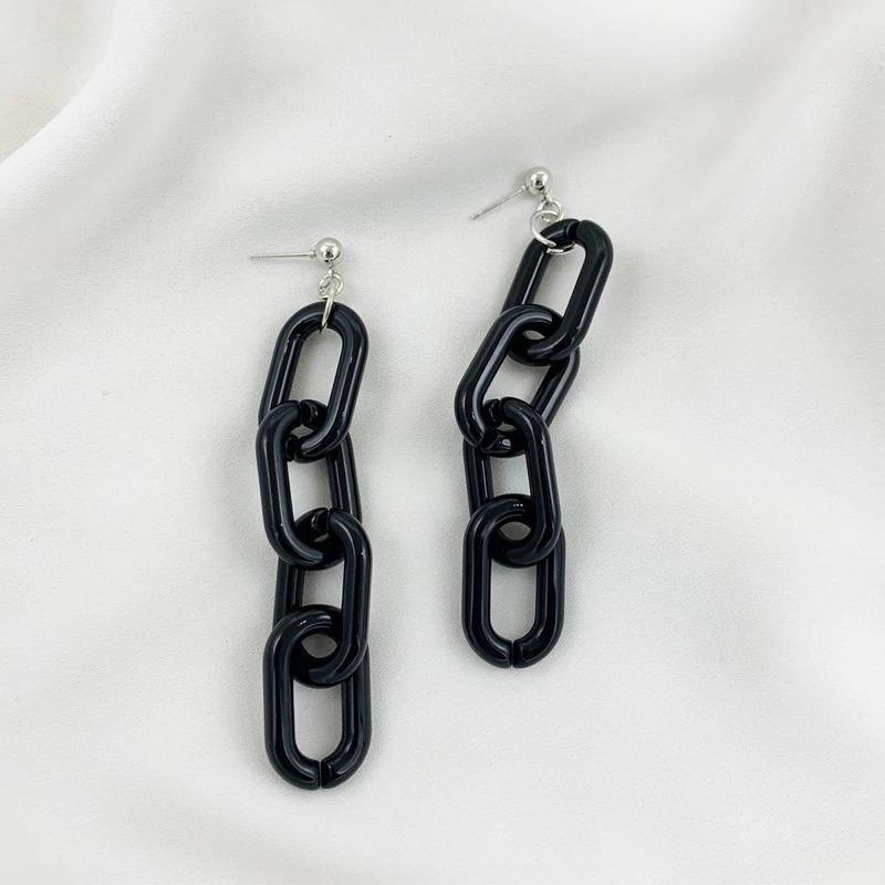 Kollektion schwarzer Statement-Ohrringe im Punk-Stil
