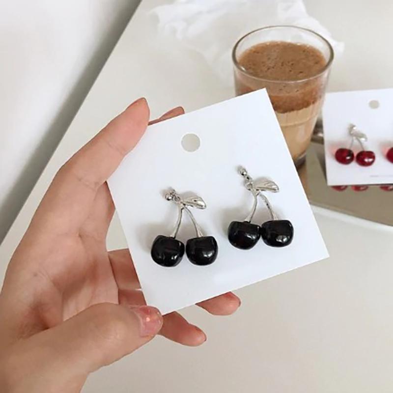 Kollektion schwarzer Statement-Ohrringe im Punk-Stil