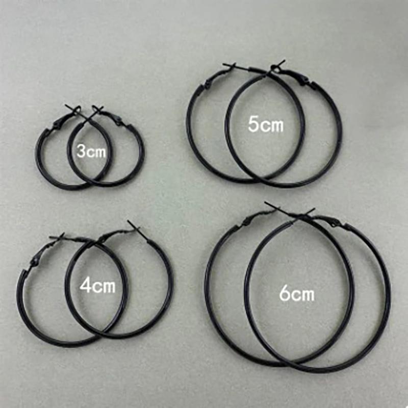 Kollektion schwarzer Statement-Ohrringe im Punk-Stil