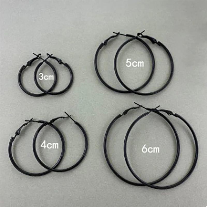 Kollektion schwarzer Statement-Ohrringe im Punk-Stil