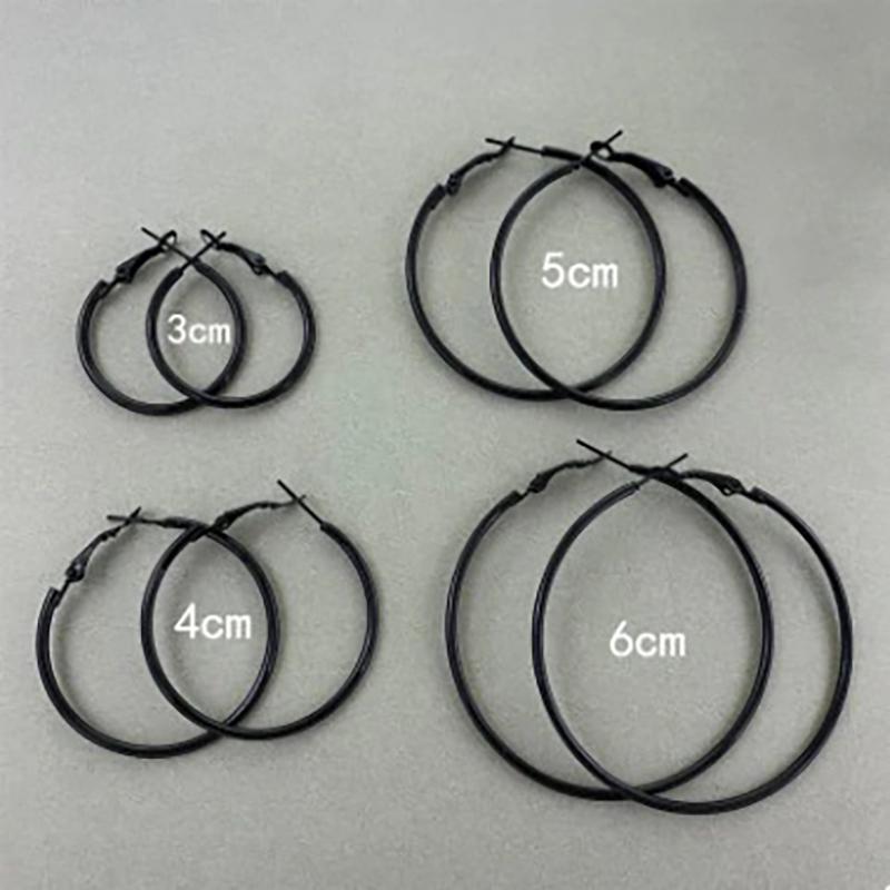 Kollektion schwarzer Statement-Ohrringe im Punk-Stil