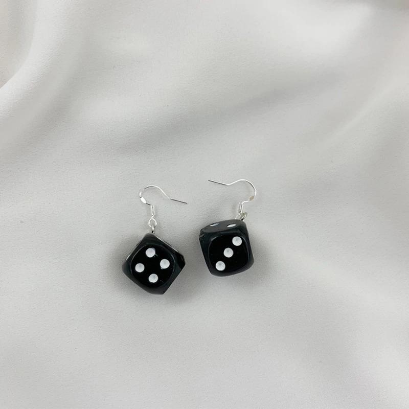 Kollektion schwarzer Statement-Ohrringe im Punk-Stil