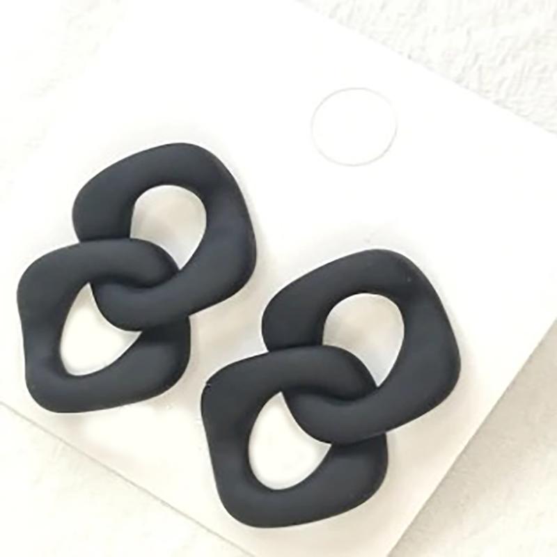 Kollektion schwarzer Statement-Ohrringe im Punk-Stil