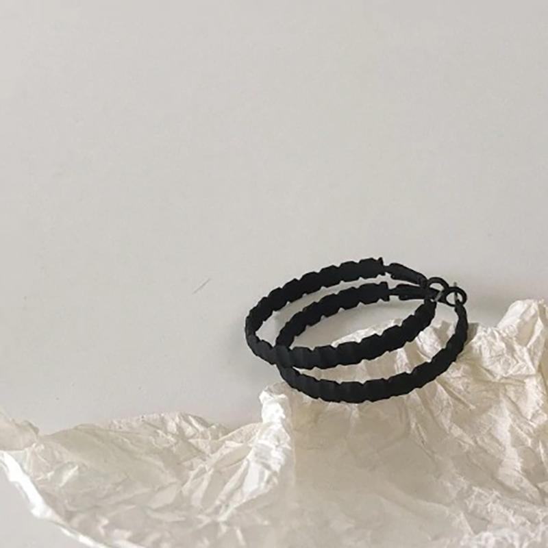 Kollektion schwarzer Statement-Ohrringe im Punk-Stil