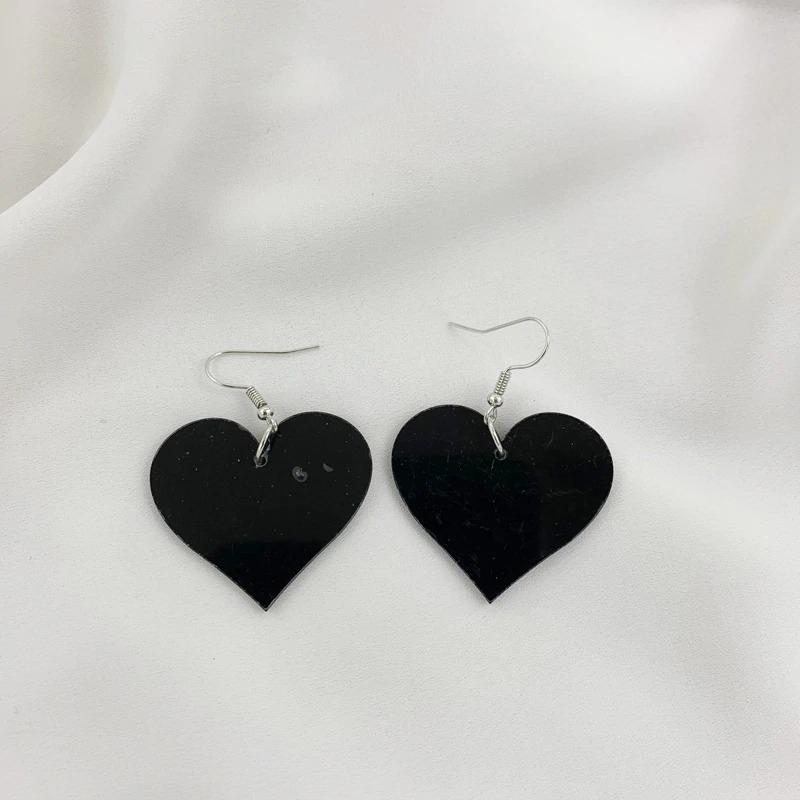 Kollektion schwarzer Statement-Ohrringe im Punk-Stil