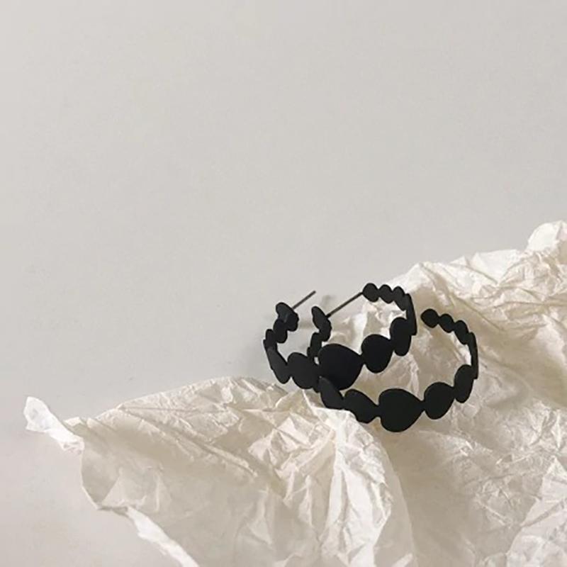 Kollektion schwarzer Statement-Ohrringe im Punk-Stil