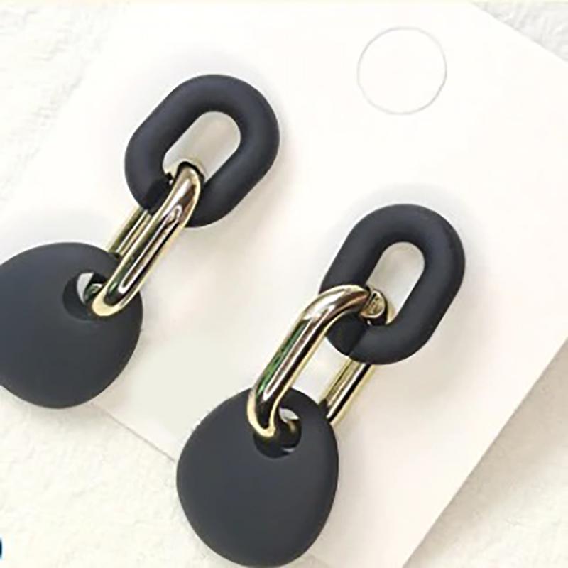 Kollektion schwarzer Statement-Ohrringe im Punk-Stil