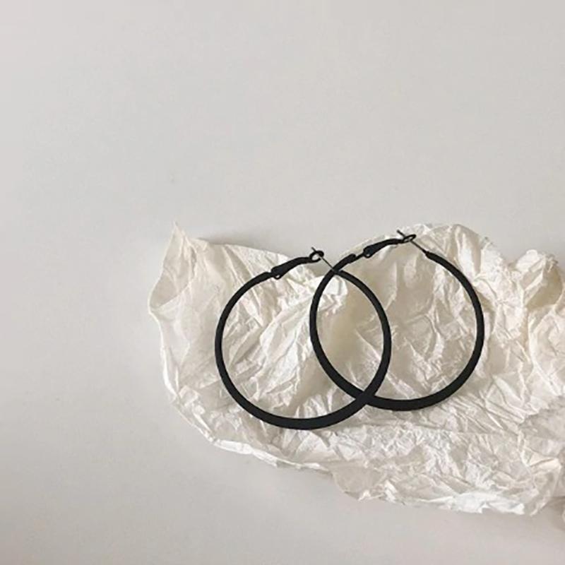 Kollektion schwarzer Statement-Ohrringe im Punk-Stil