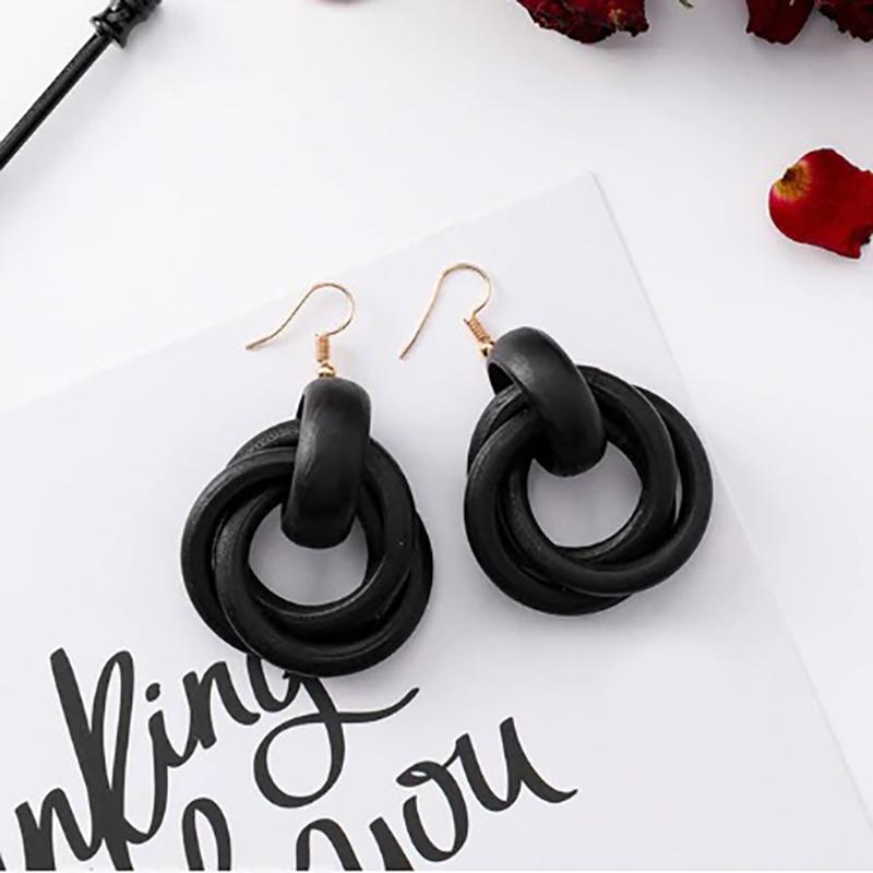 Kollektion schwarzer Statement-Ohrringe im Punk-Stil