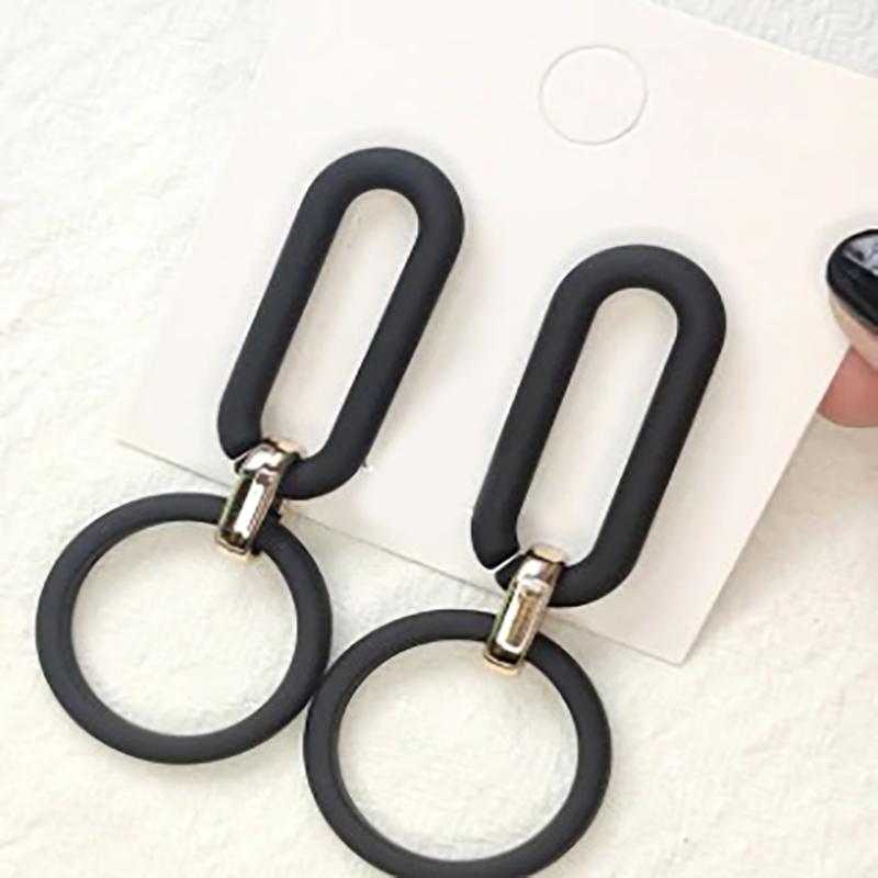 Kollektion schwarzer Statement-Ohrringe im Punk-Stil