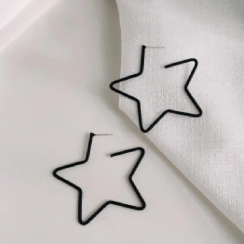 Kollektion schwarzer Statement-Ohrringe im Punk-Stil