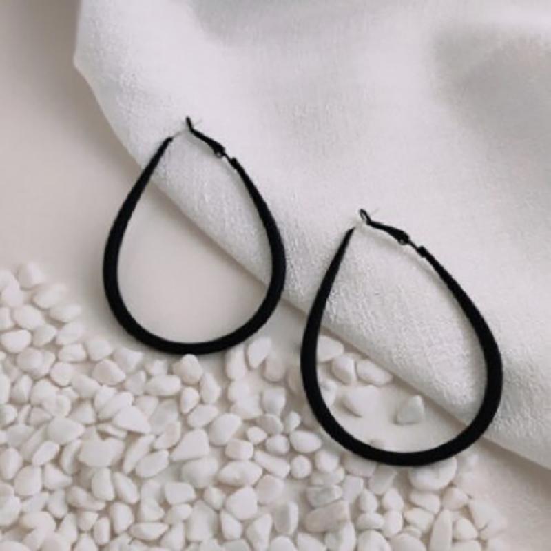 Kollektion schwarzer Statement-Ohrringe im Punk-Stil