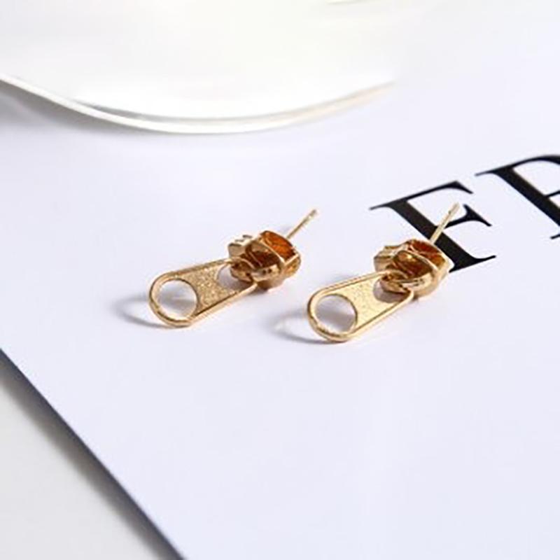 Kollektion schwarzer Statement-Ohrringe im Punk-Stil