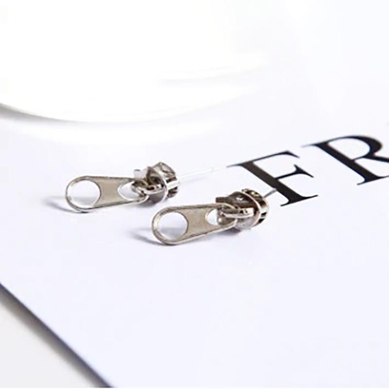 Kollektion schwarzer Statement-Ohrringe im Punk-Stil