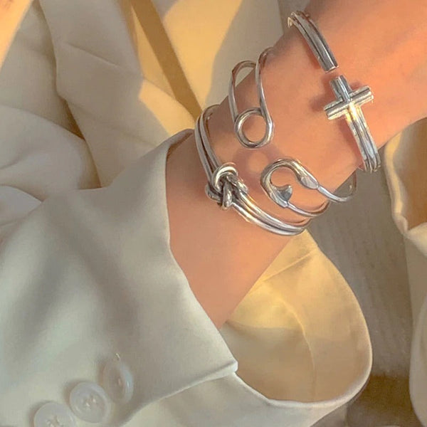 Armbänder im Punk-Stil mit hohlen Sicherheitsnadeln im Vintage-Stil