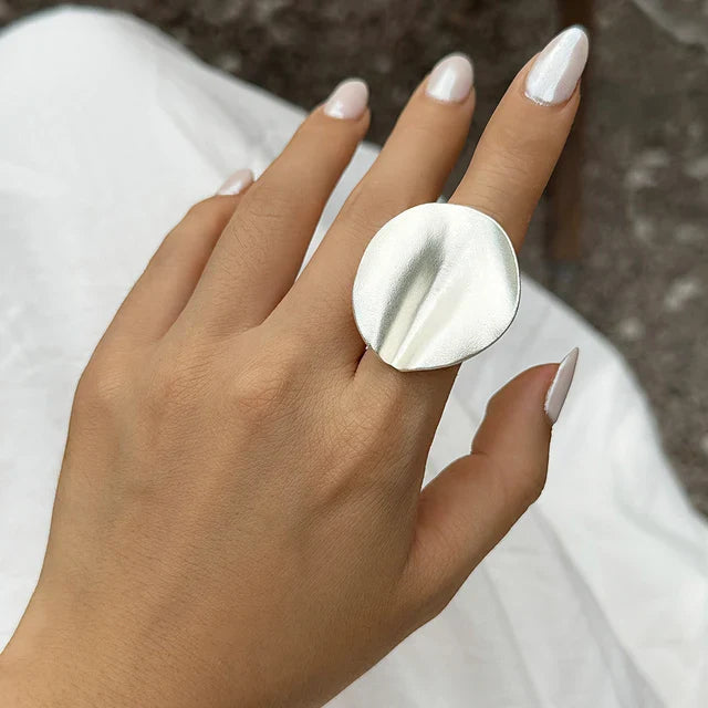 Großer klobiger Ring - Auffälliger minimalistischer Cocktail-Statement-Schmuck