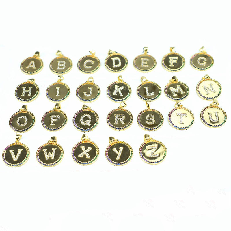 Personalisierte Halsketten mit Anfangsbuchstaben-Anhänger und Regenbogen-Zirkon