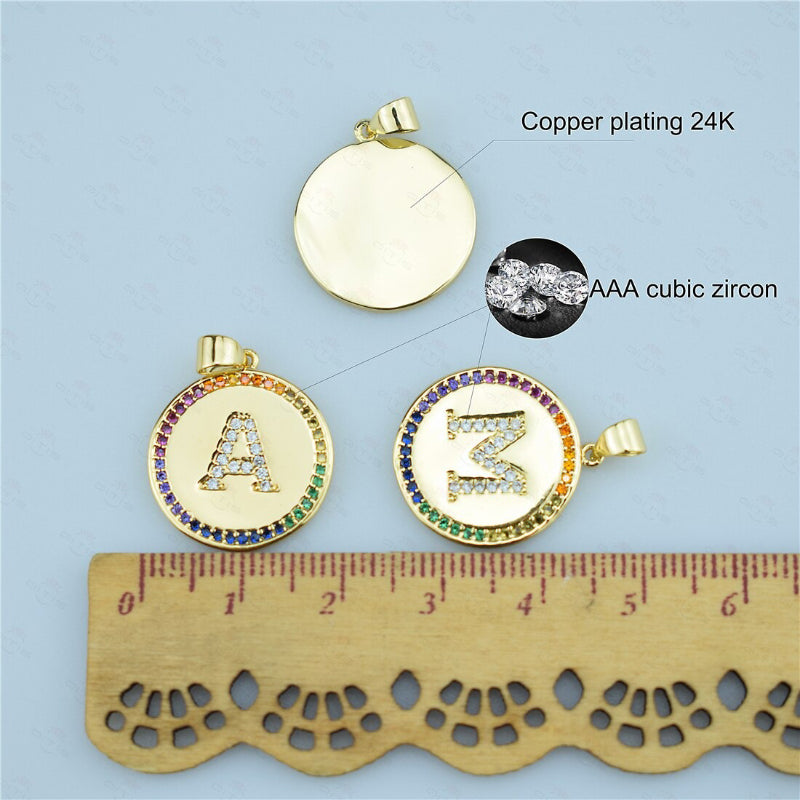 Personalisierte Halsketten mit Anfangsbuchstaben-Anhänger und Regenbogen-Zirkon