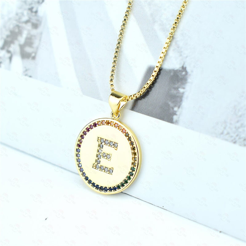 Personalisierte Halsketten mit Anfangsbuchstaben-Anhänger und Regenbogen-Zirkon