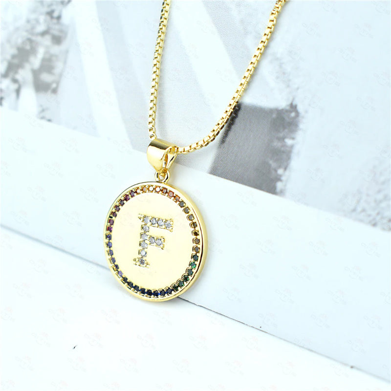 Personalisierte Halsketten mit Anfangsbuchstaben-Anhänger und Regenbogen-Zirkon