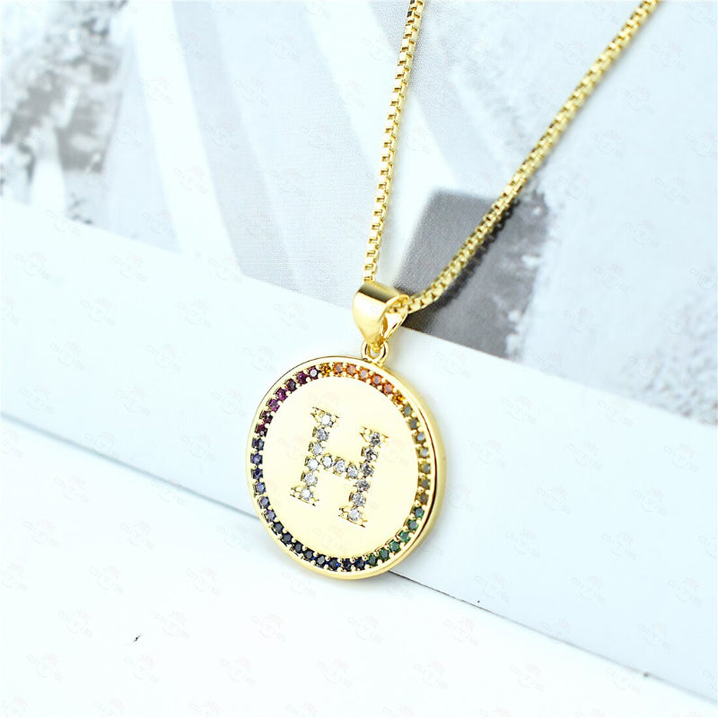 Personalisierte Halsketten mit Anfangsbuchstaben-Anhänger und Regenbogen-Zirkon