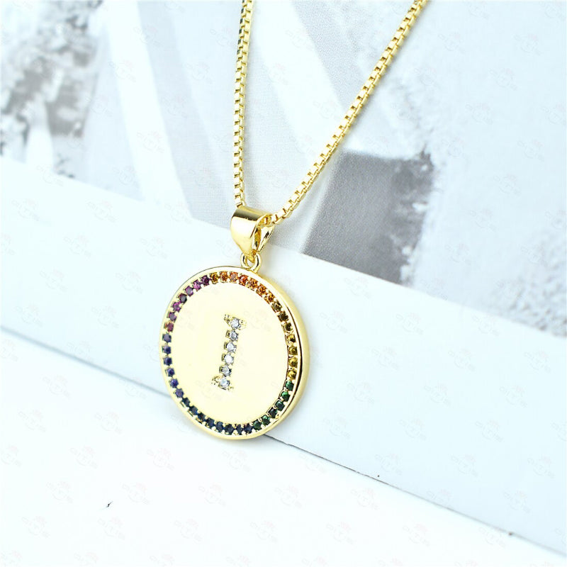 Personalisierte Halsketten mit Anfangsbuchstaben-Anhänger und Regenbogen-Zirkon