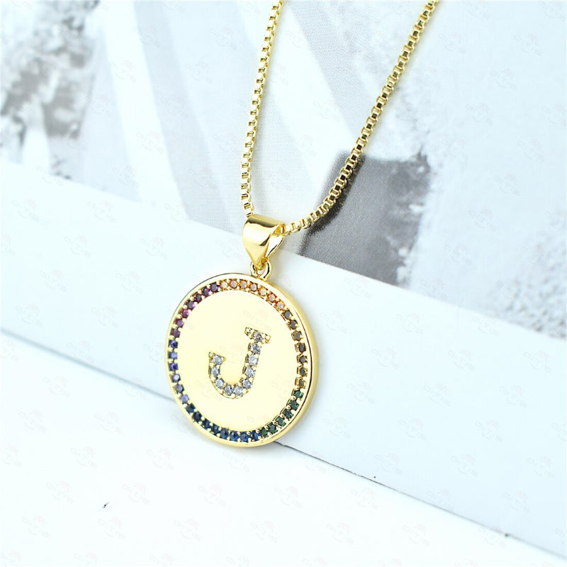 Personalisierte Halsketten mit Anfangsbuchstaben-Anhänger und Regenbogen-Zirkon