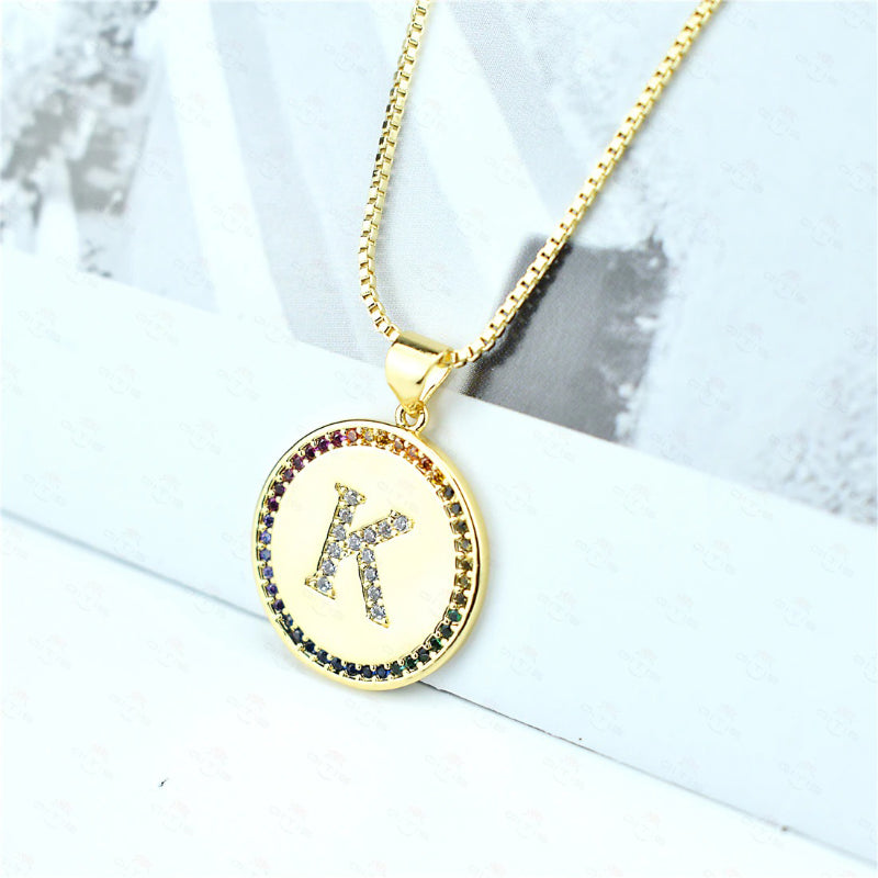 Personalisierte Halsketten mit Anfangsbuchstaben-Anhänger und Regenbogen-Zirkon