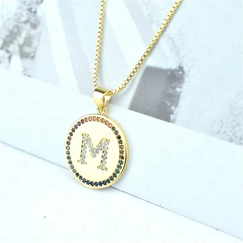 Personalisierte Halsketten mit Anfangsbuchstaben-Anhänger und Regenbogen-Zirkon