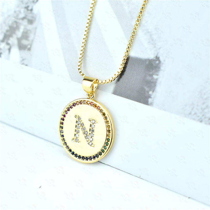 Personalisierte Halsketten mit Anfangsbuchstaben-Anhänger und Regenbogen-Zirkon