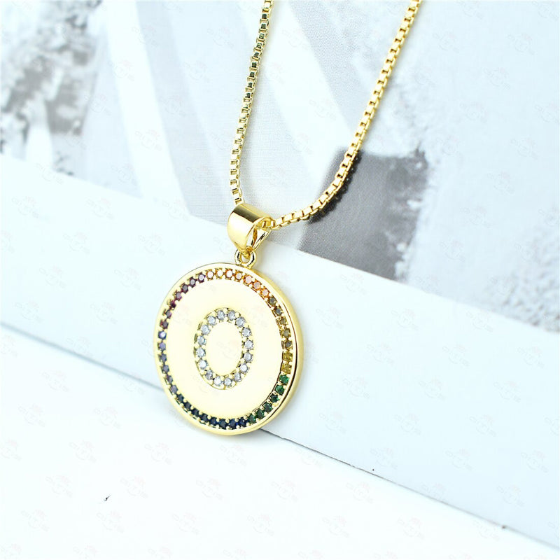 Personalisierte Halsketten mit Anfangsbuchstaben-Anhänger und Regenbogen-Zirkon