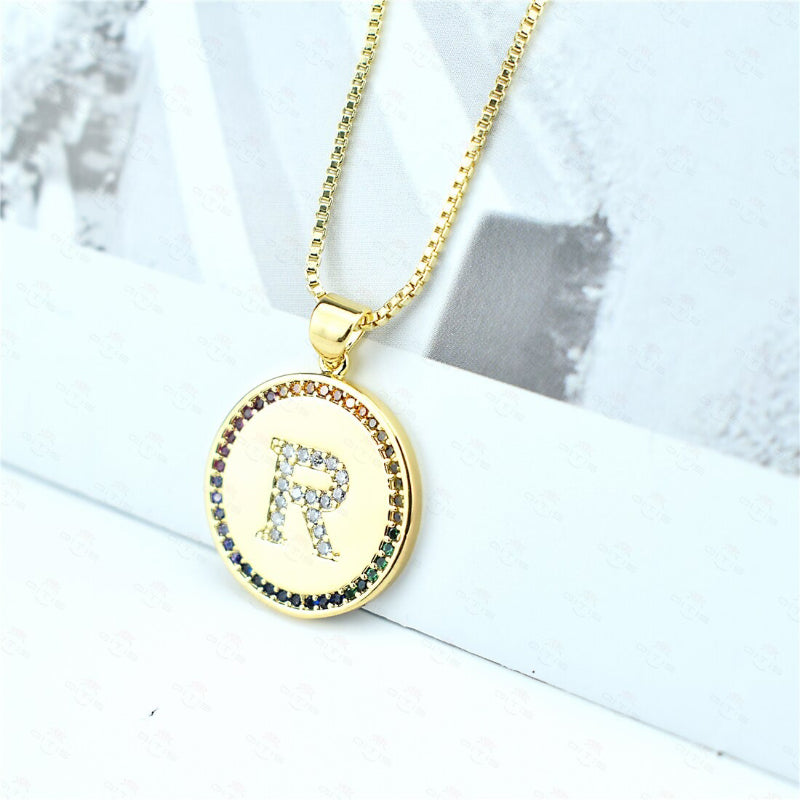 Personalisierte Halsketten mit Anfangsbuchstaben-Anhänger und Regenbogen-Zirkon
