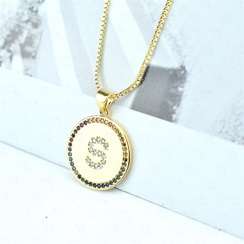Personalisierte Halsketten mit Anfangsbuchstaben-Anhänger und Regenbogen-Zirkon