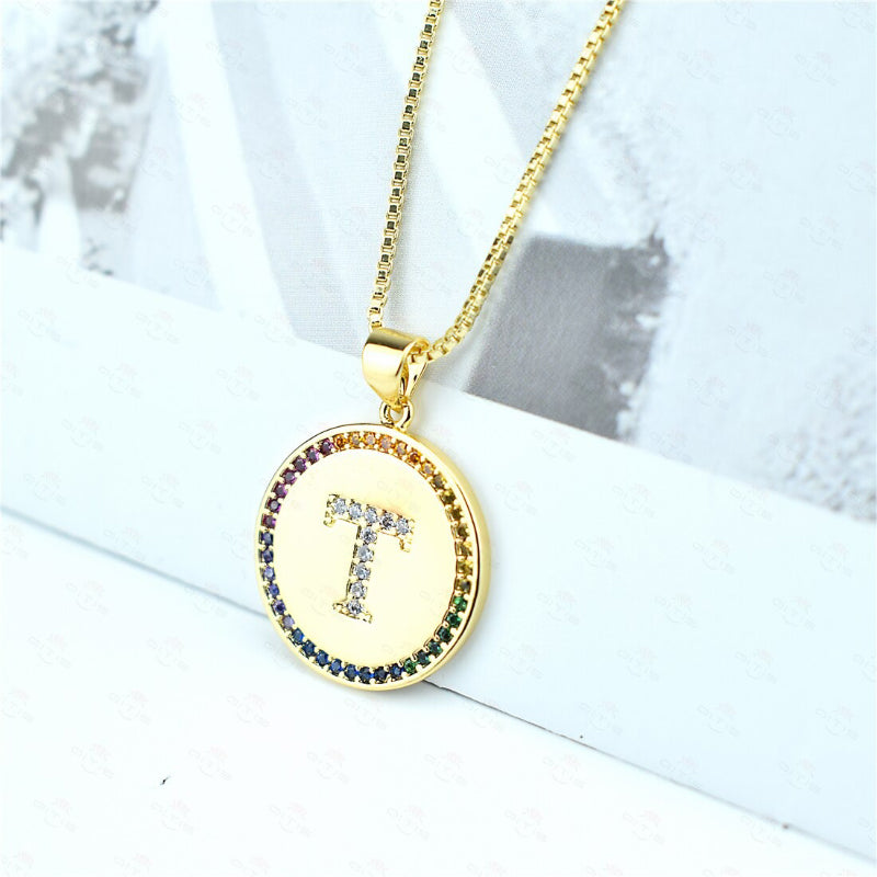 Personalisierte Halsketten mit Anfangsbuchstaben-Anhänger und Regenbogen-Zirkon