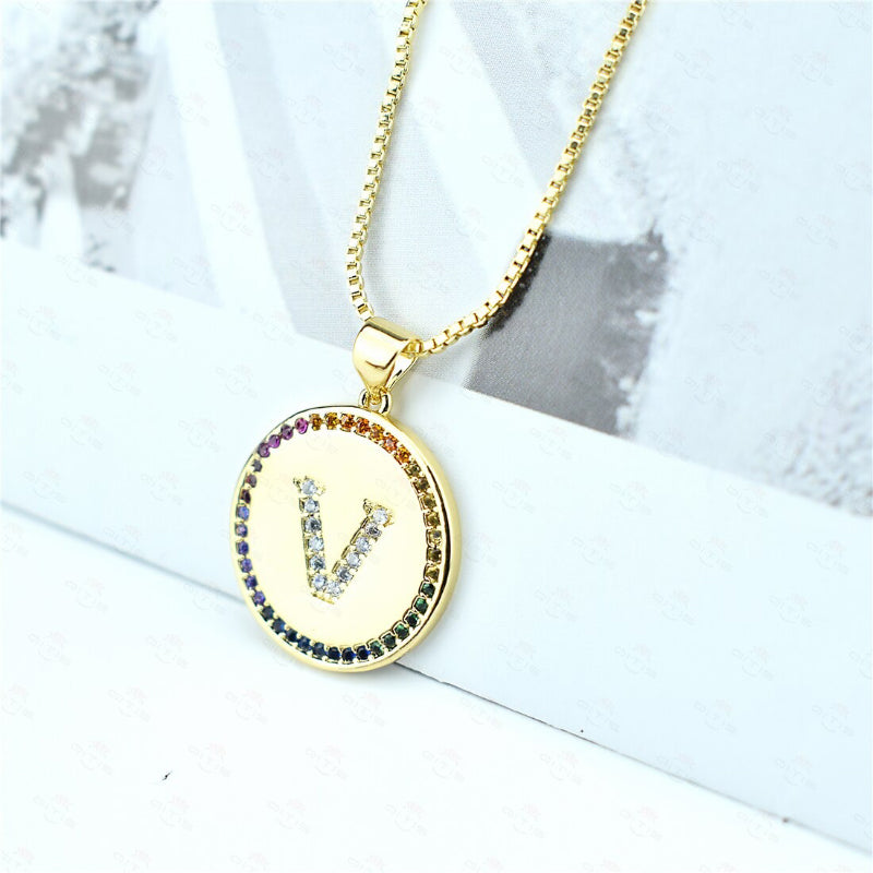Personalisierte Halsketten mit Anfangsbuchstaben-Anhänger und Regenbogen-Zirkon