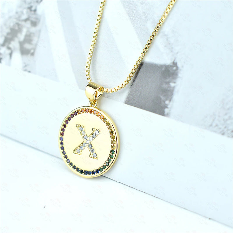 Personalisierte Halsketten mit Anfangsbuchstaben-Anhänger und Regenbogen-Zirkon