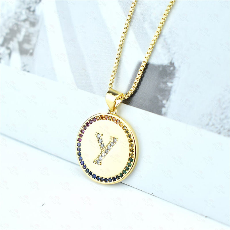 Personalisierte Halsketten mit Anfangsbuchstaben-Anhänger und Regenbogen-Zirkon