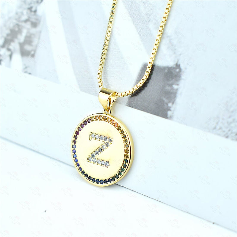 Personalisierte Halsketten mit Anfangsbuchstaben-Anhänger und Regenbogen-Zirkon