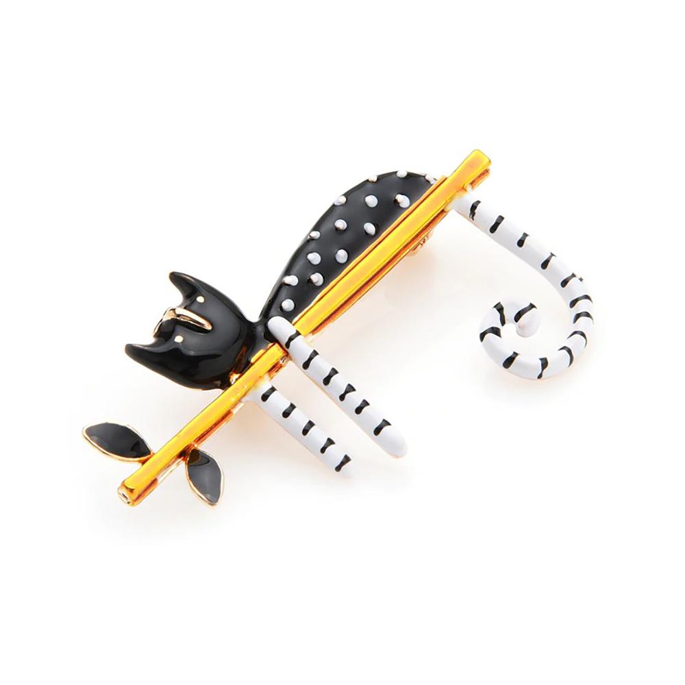 Emaille-Brosche mit entspannter, fauler Katze