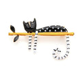 Emaille-Brosche mit entspannter, fauler Katze