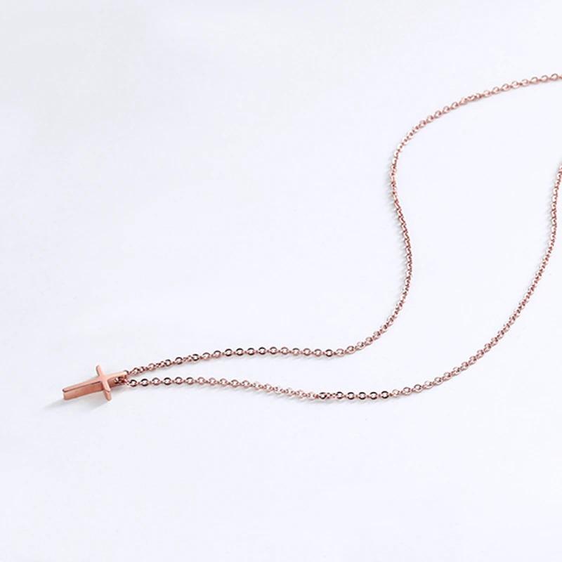 Halskette mit religiösem Kreuzanhänger