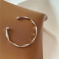Minimalistisches Goldarmband - Offenes Designer-Armband, eleganter gedrehter Armreif